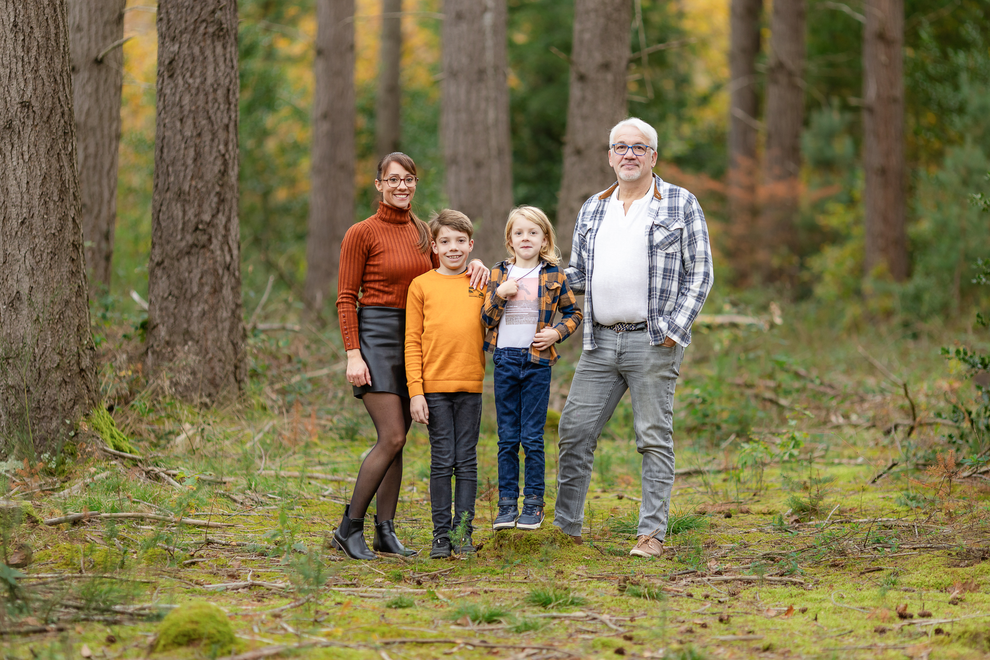 Phot de familial dans la nature avec un couple et deux enfants. Décor automnal au coeur d'une fôret d'Auvergne