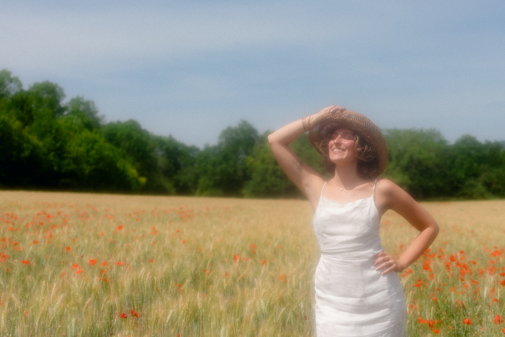 Manon, wedding planner en Auvergne, dans un champ de blé et coquelicots - photo Lucile Duvert Photographe